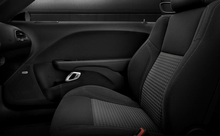  Dodge Challenger SXT 2015 года  (фото 27 из 59)